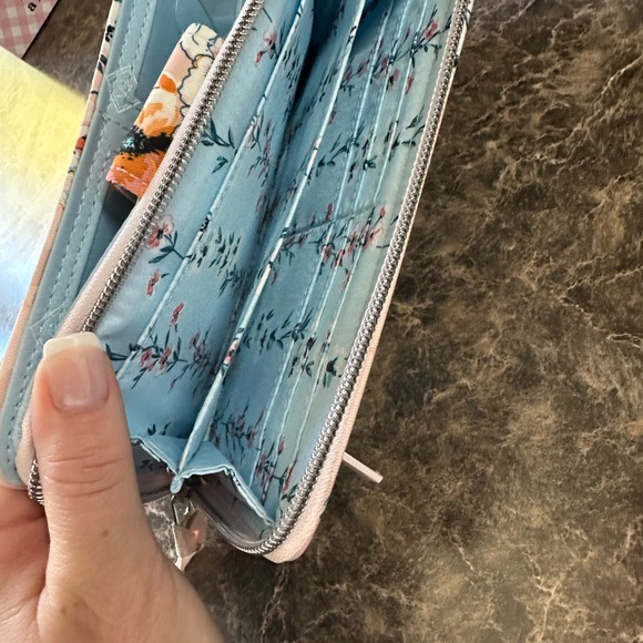 Vera Bradley crossbody with matching wallet - Picture 2 of 6